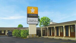 A motel sign with a star logo, indicating a M Star Hotel, and a welcoming message to Columbus North. - M Star Columbus North (Columbus)