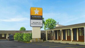 Une enseigne de motel avec un logo en forme d’étoile, indiquant qu’il s’agit d’un hôtel M Star, et un message de bienvenue adressé à Columbus North.