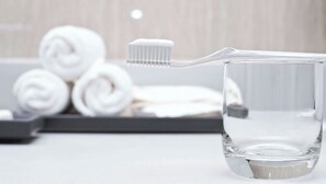 وحدات دش مع أحواض استحمام، وحدات دش مزودة بخاصية التدليك بالمياه، مناشف