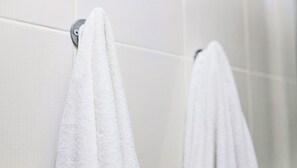 Kombinasi shower/bathtub, shower pijat air, handuk, dan sabun
