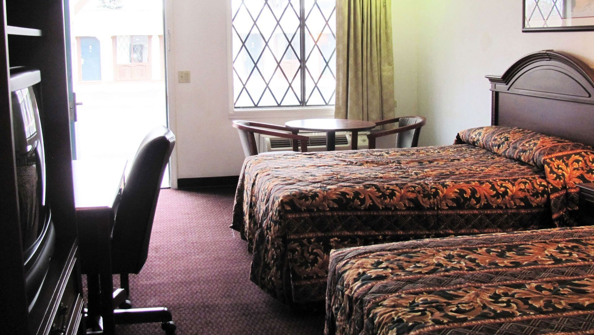 Escritorio, espacio para trabajar con laptop y cortinas blackout 