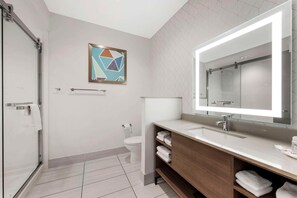 Escritorio, tabla de planchar con plancha, wifi gratis y ropa de cama 