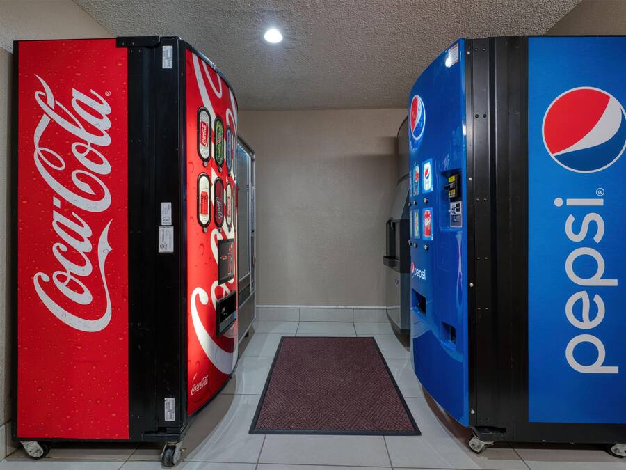 Ein Automatbereich mit Coca-Cola- und Pepsi-Getränkeautomaten.