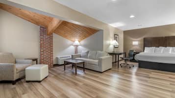 Suite, 1 cama de matrimonio grande, no fumadores, bañera de hidromasaje (with Sofabed) | Ropa de cama hipoalergénica, tabla de planchar con plancha, Internet