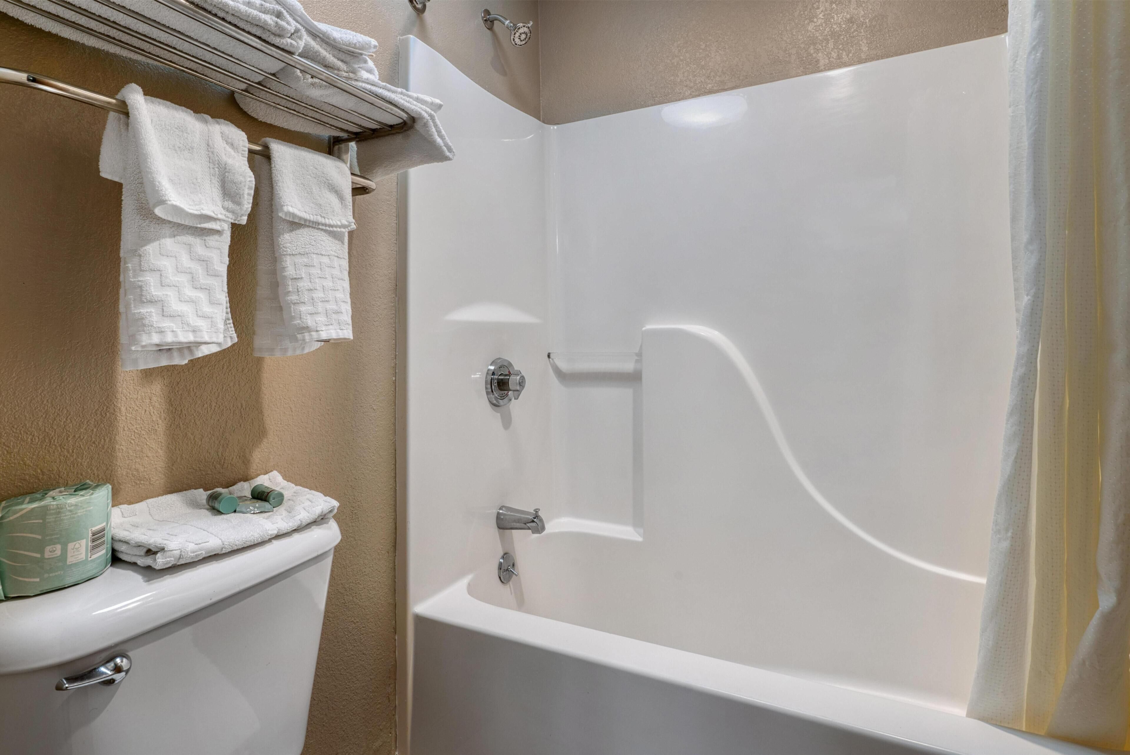 Habitación estándar, 1 cama de matrimonio grande, no fumadores, frigorífico y microondas | Baño | Artículos de higiene personal gratuitos, secador de pelo y toallas