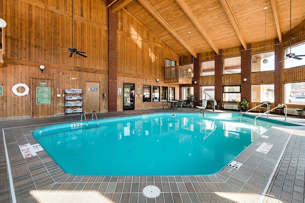Indoor pool, sun loungers