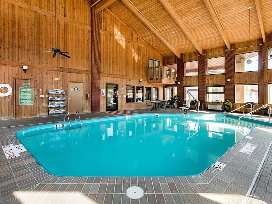 Indoor pool, sun loungers