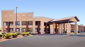 A modern hotel with a flat roof, large windows, and a covered entrance. - Quality Inn Parkersburg North - Vienna (Parkersburg)