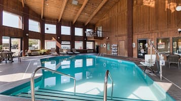 Inomhuspool och solstolar