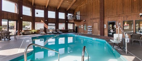 Indoor pool, sun loungers