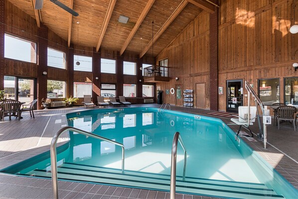 Indoor pool, sun loungers