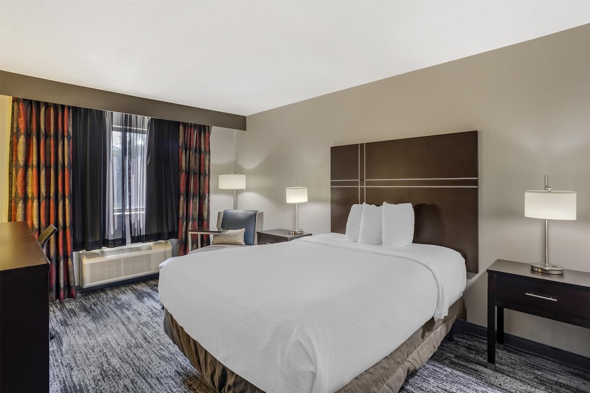 Standard Room, 1 Queen Bed, Accessible, Bathtub | Individually decorated, individually furnished, desk, laptop workspace