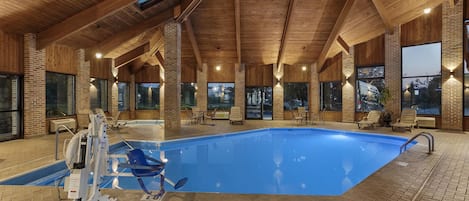 Piscina coperta, lettini