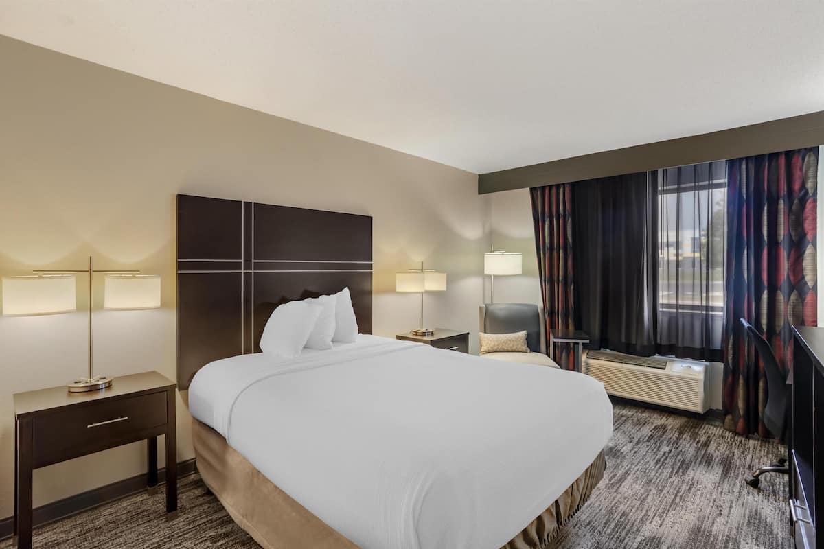 Standard Room, 1 Queen Bed, Accessible | Individually decorated, individually furnished, desk, laptop workspace