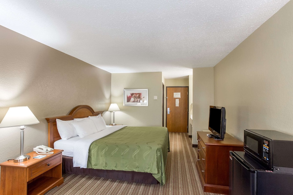 Premium bedding, in-room safe, desk, laptop workspace