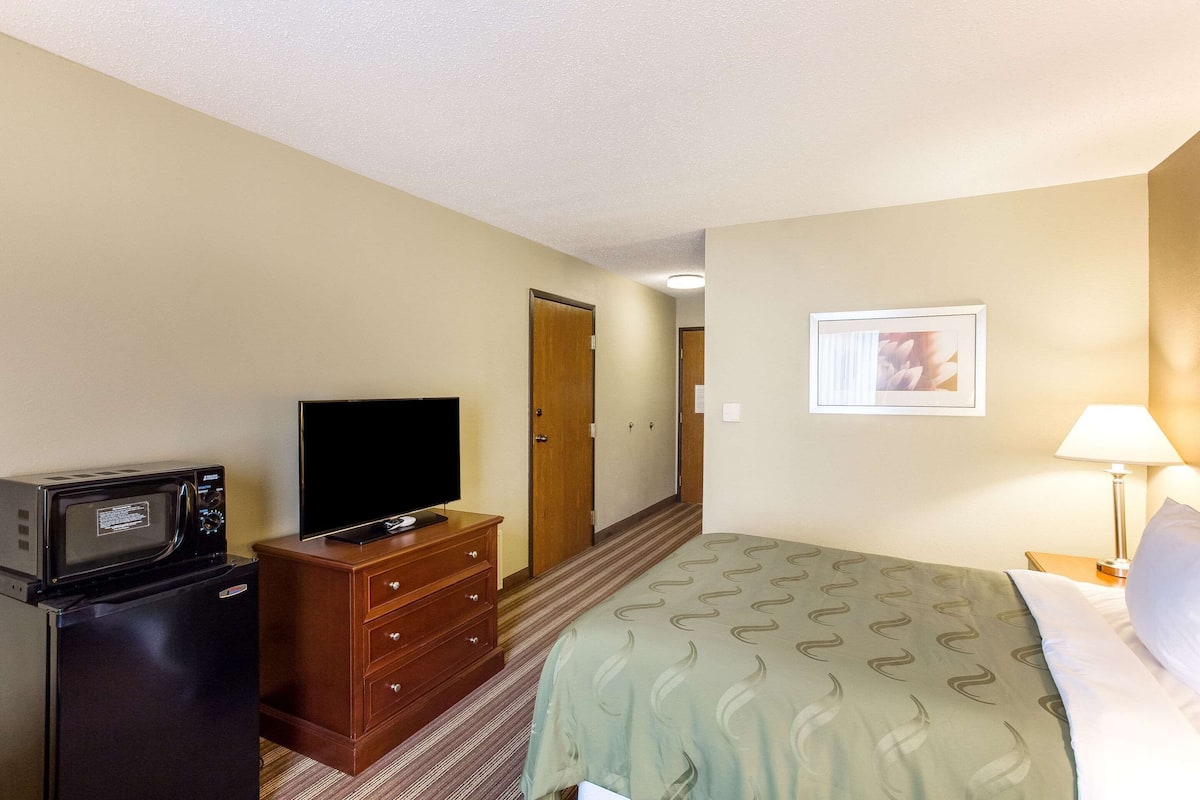 Premium bedding, in-room safe, desk, laptop workspace