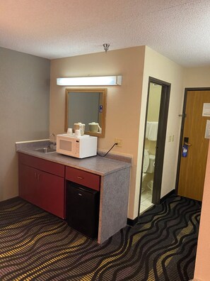 خزنة داخل الغرفة وستائر تعتيم ومكواة/لوح كي وأسرّة مجانية قابلة للطي