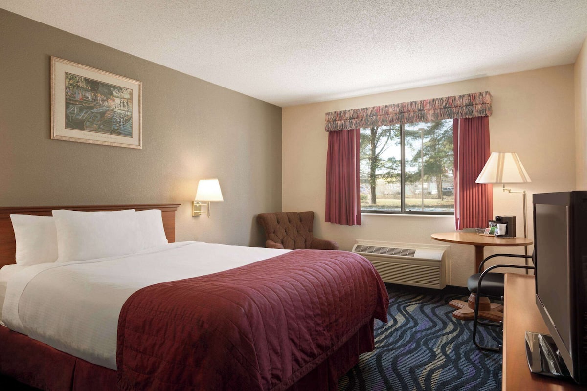 Room, 1 Queen Bed, Accessible, Non Smoking (Mobility) | In-room safe, blackout drapes, iron/ironing board, free rollaway beds