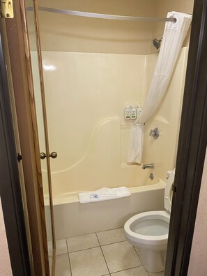 Duş/küvet kombinasyonu, ücretsiz banyo/kozmetik ürünleri, havlu 