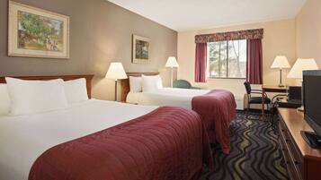 Habitació estàndard, 2 llits de matrimoni | Caixa forta a l'habitació, cortines opaques i planxa i posts de planxar