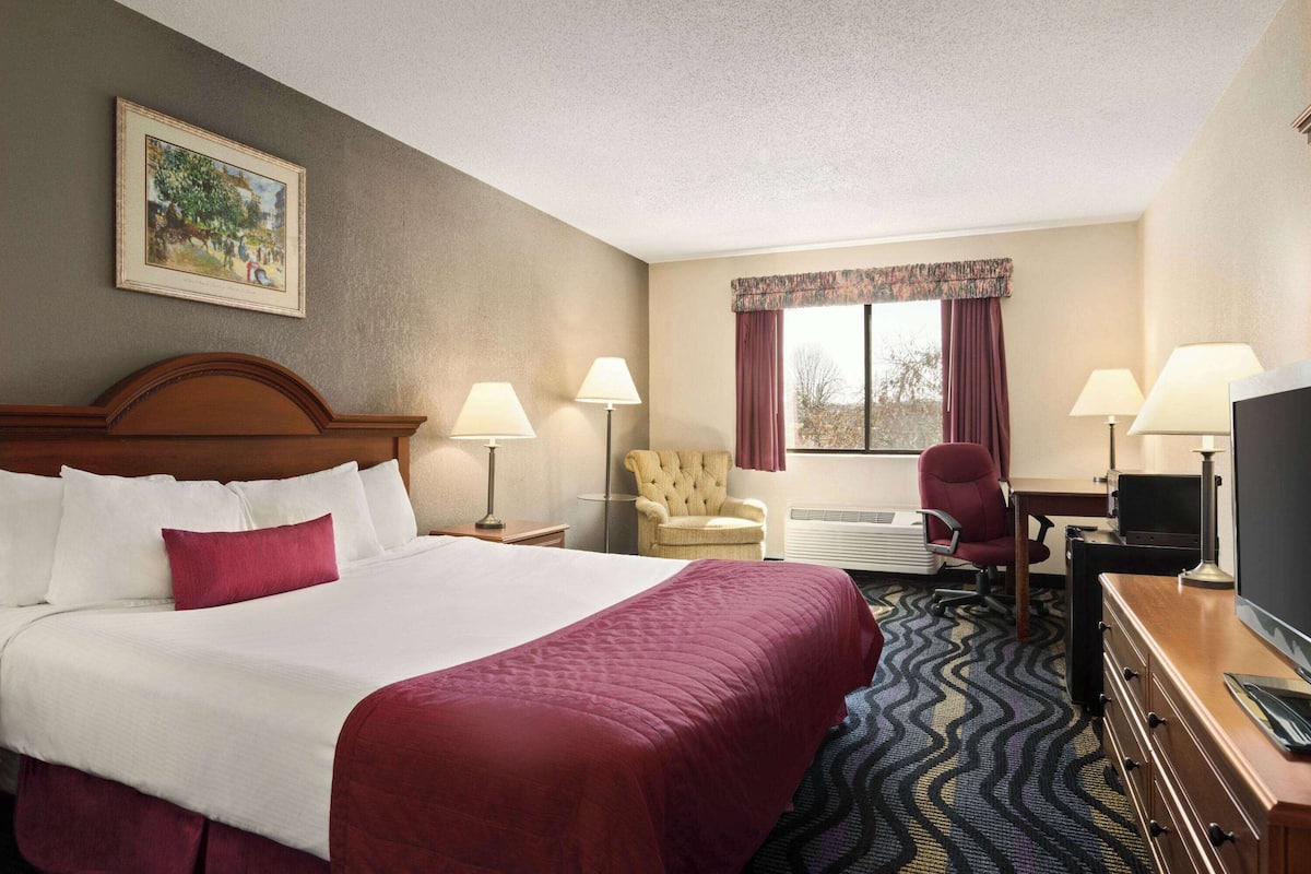 Standard Room, 1 King Bed | In-room safe, blackout drapes, iron/ironing board, free rollaway beds
