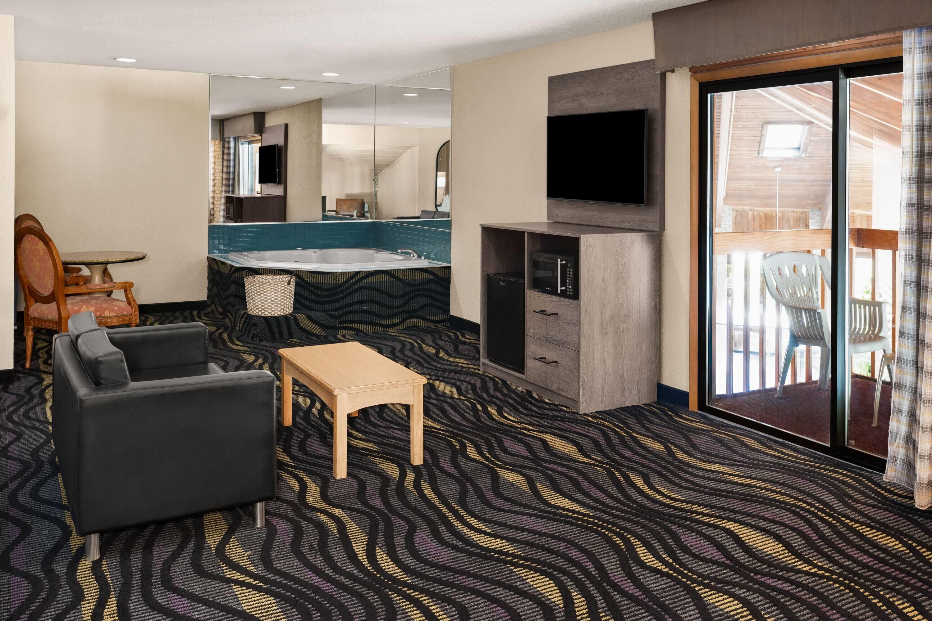 Executive Suite, 1 King Bed, Non Smoking | Jetted tub