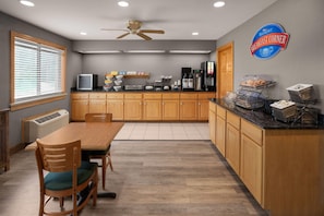 Free daily continental breakfast - Baymont by Wyndham Logan (Logan)