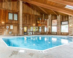 Una piscina techada, sillones reclinables de piscina