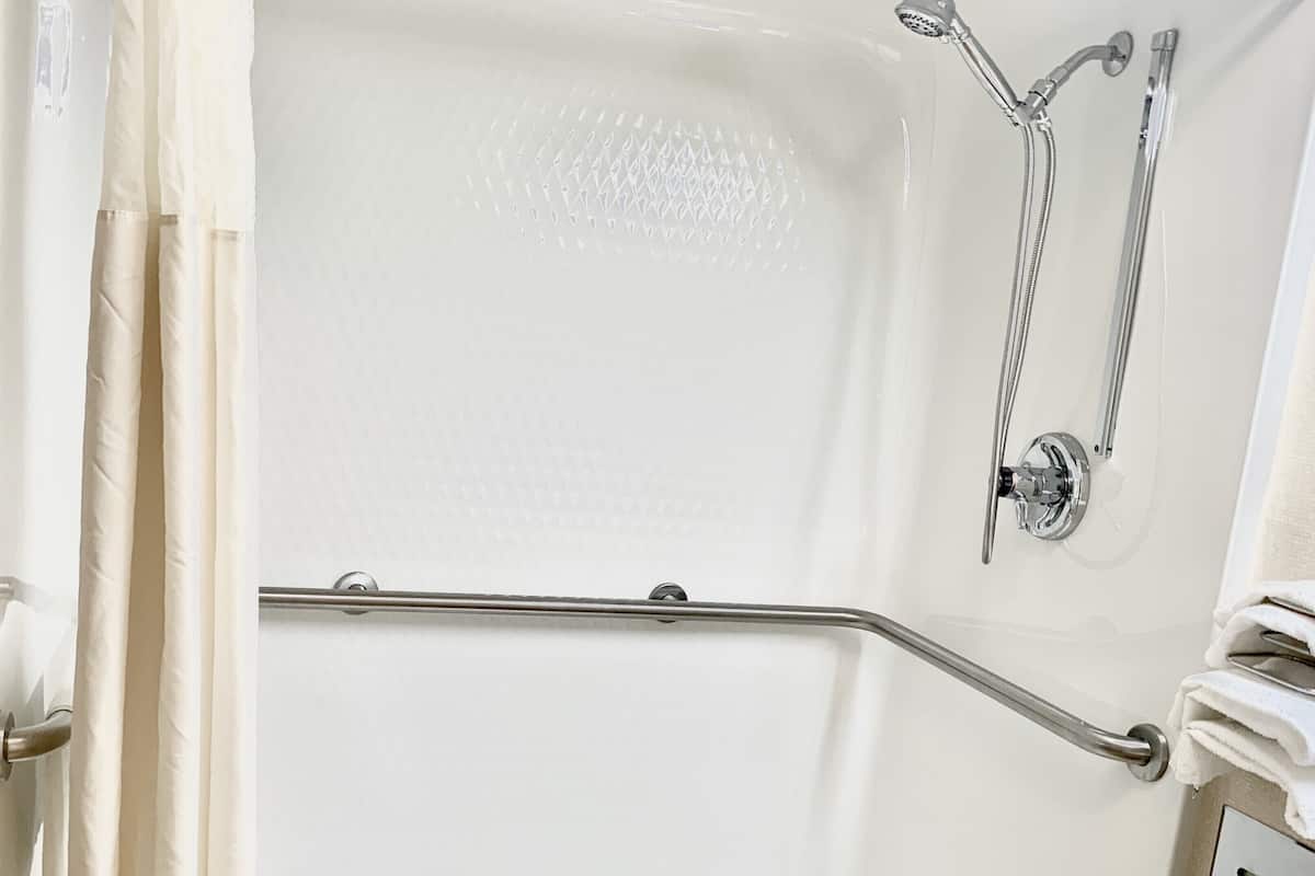 Quarto, 1 cama Queen, acessível, para não fumantes (Roll-In Shower) | Banheiro | Produtos de toalete grátis, secador de cabelo, toalhas de banho