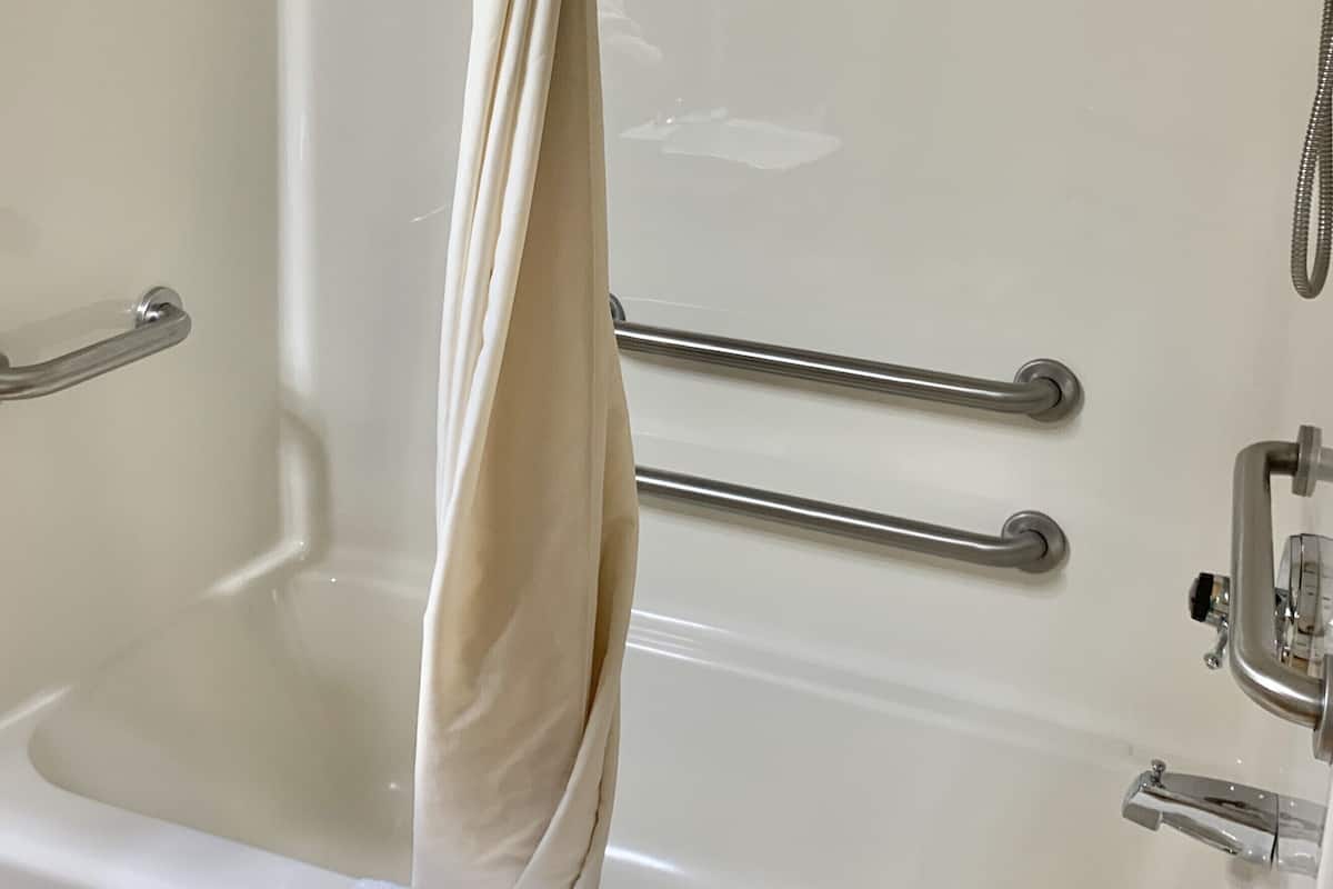 Quarto, 1 cama Queen, acessível, para não fumantes (Roll In Shower) | Banheiro | Produtos de toalete grátis, secador de cabelo, toalhas de banho