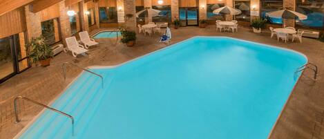 Piscine couverte, parasols de plage, chaises longues