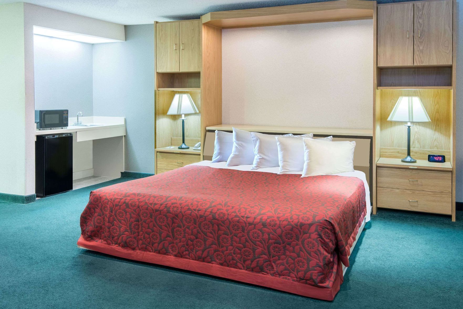 Meja kerja, setrika/meja setrika, dan tempat tidur lipat/tambahan