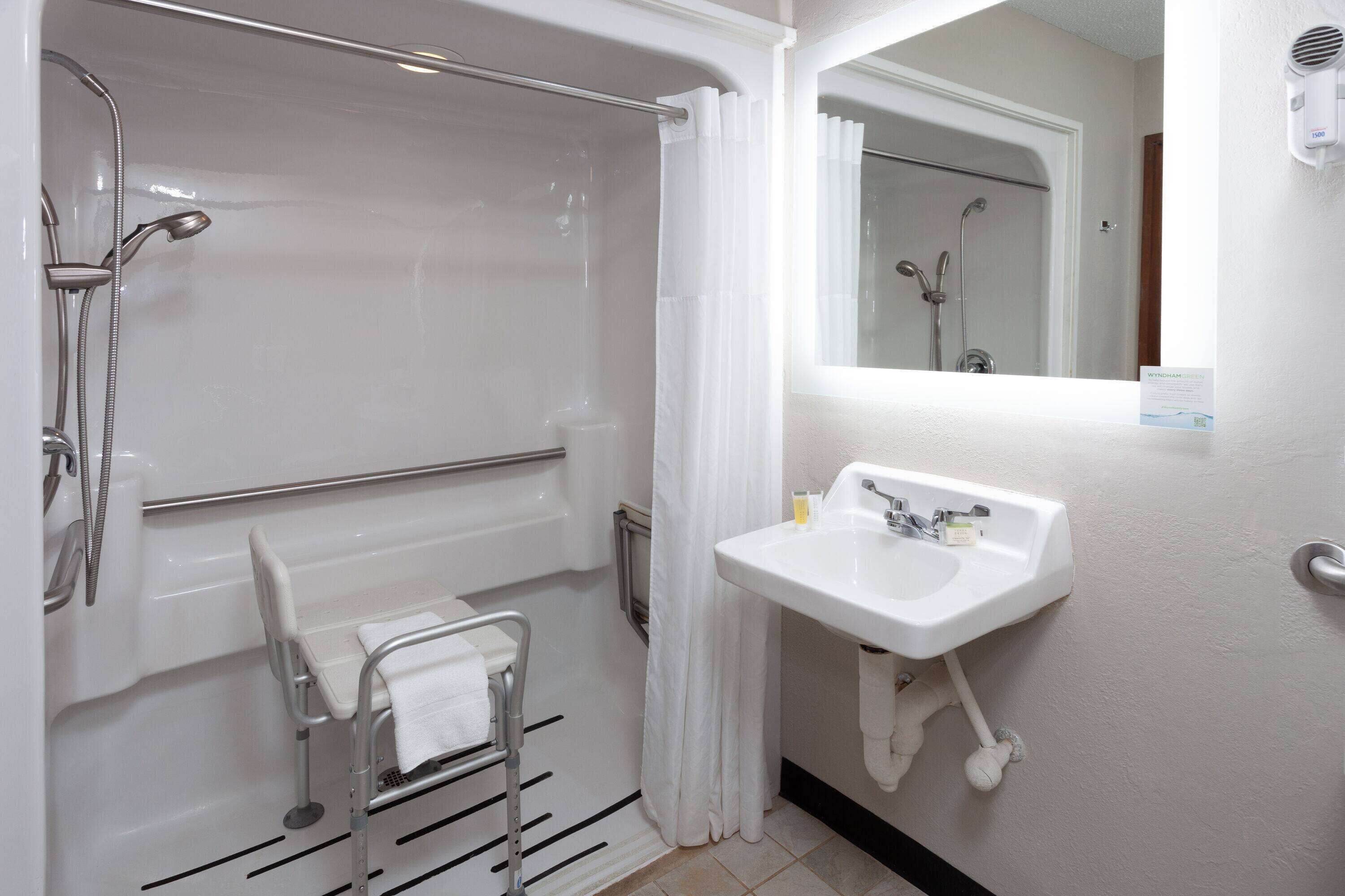 Un baño con bañera, ducha y lavamanos.