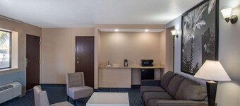 Super 8 by Wyndham Naples