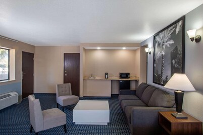 Super 8 by Wyndham Naples