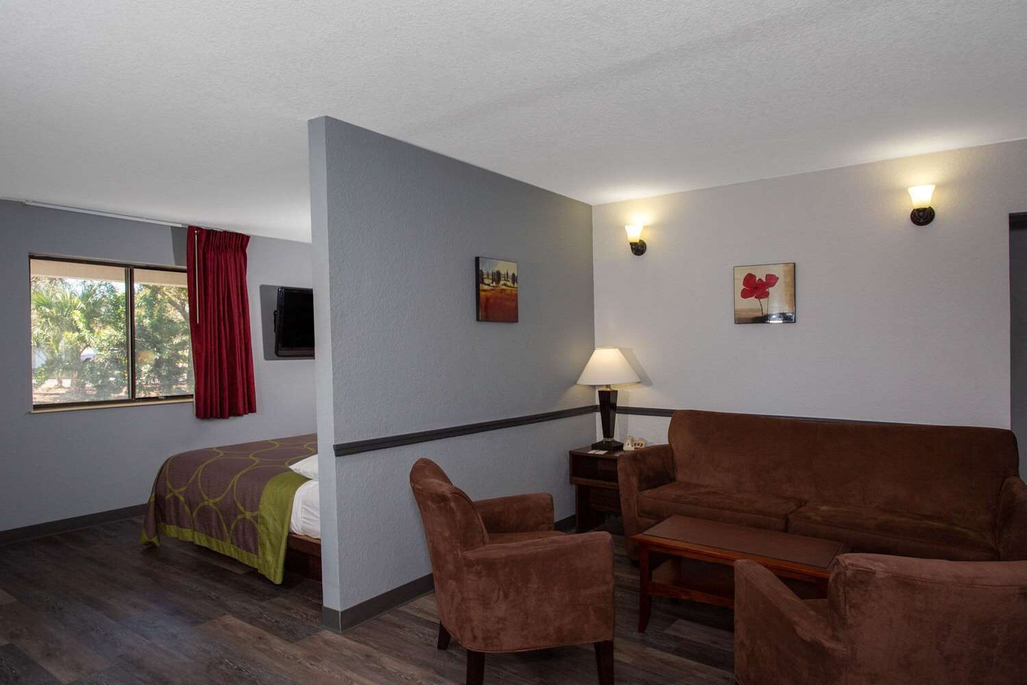 32-吋電視，提供有線頻道