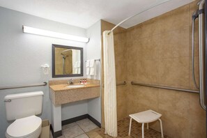 Badkar/dusch, gratis toalettartiklar, hårtork och handdukar