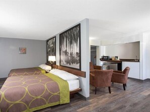 Desk, iron/ironing board, free cribs/infant beds, free WiFi - Super 8 by Wyndham Naples (Naples)