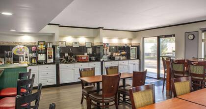Super 8 by Wyndham Naples