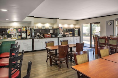 Super 8 by Wyndham Naples