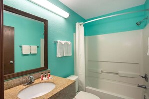 Combined shower/tub, free toiletries, hair dryer, towels - Super 8 by Wyndham Naples (Naples)