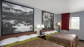 Desk, iron/ironing board, cribs (free), WiFi (free) - Super 8 by Wyndham Naples (Naples)