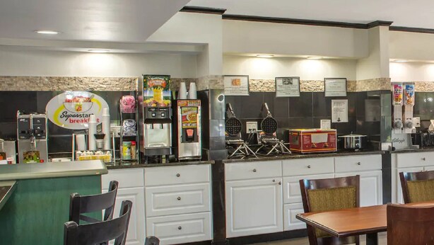 Dining - Super 8 by Wyndham Naples (Naples)