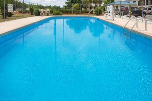 Una piscina al aire libre de temporada