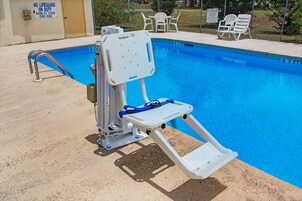 季节性开放的室外游泳池