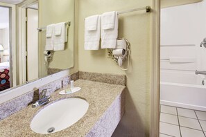 Ducha y bañera combinadas y artículos de higiene personal gratuitos