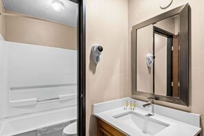 Habitación, 2 camas matrimoniales, para no fumadores | Baño | Tina con regadera, amenidades de baño gratuitas, secadora de cabello 