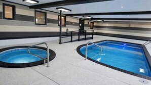 Zona de piscina con dos piscinas, un vestuario y un mostrador de recepción.