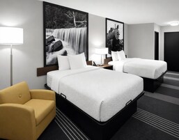 Rum - 2 queensize-sängar | Skrivbord, mörkläggningsgardiner, gratis wi-fi och sängkläder