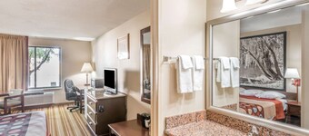 Super 8 by Wyndham Salina I-70